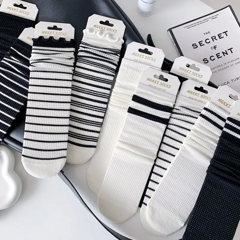 Calzini da donna Black White Stripes Cute Lotus Leaf Lace Cotton Socks Trendy Versatile JK Pile Up Socks donna In Tube Socks C117