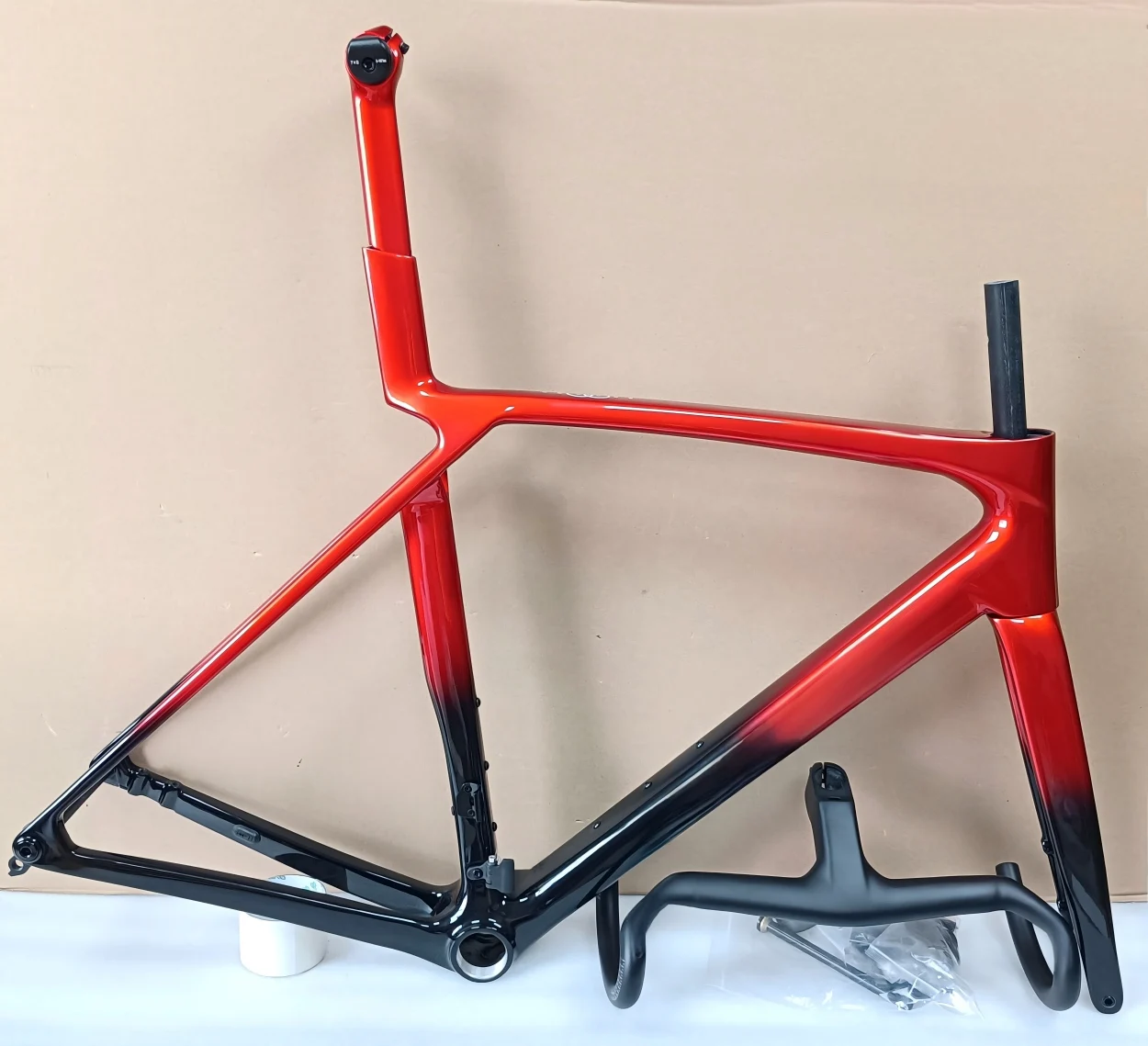 

20 Colors Gen 8 Carbon Frame Disc Brake Road Bike Frames and Handlebar EPS Technology T47 Full Internal Cables Frameset