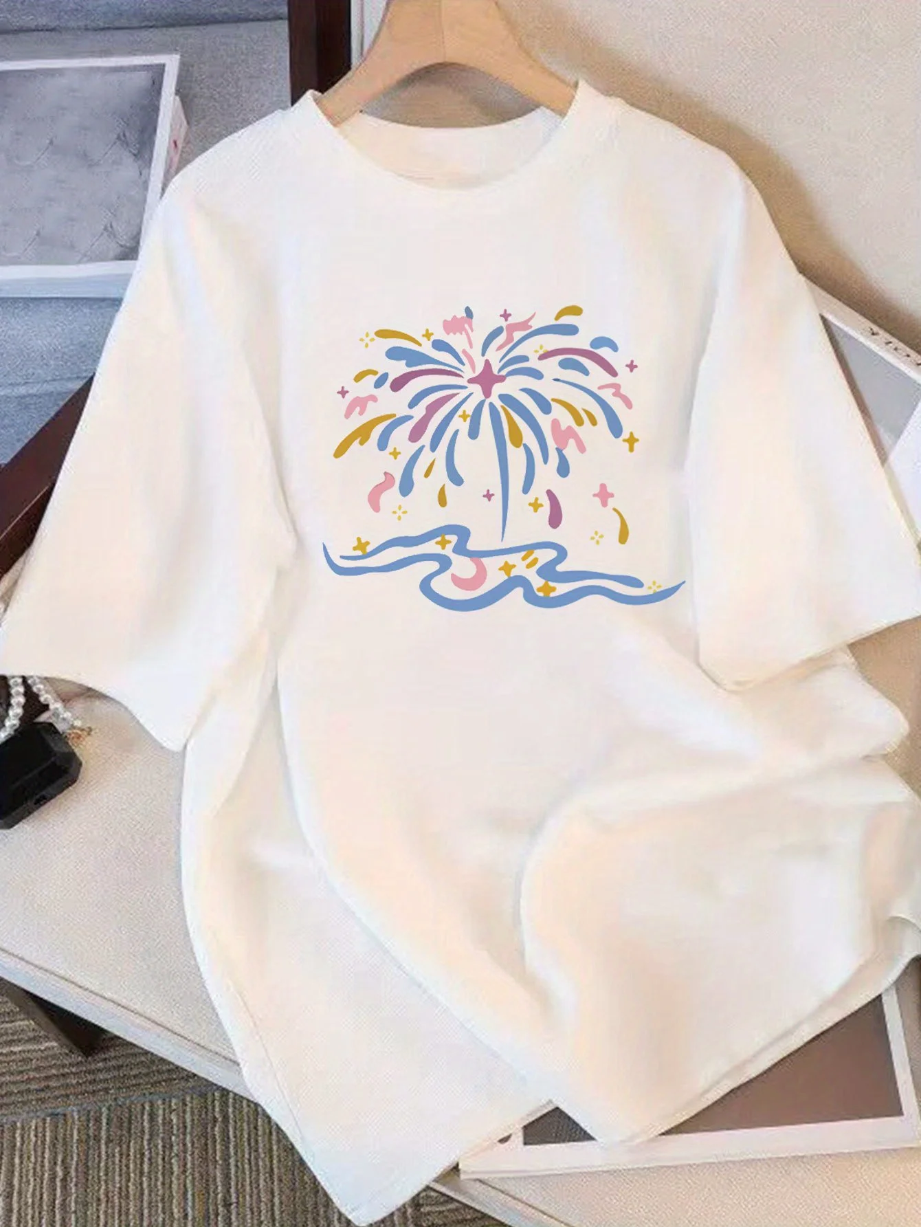 Damen-Grafik-T-Shirt, schwarz, lässig, kurzärmelig, Rundhals-T-Shirt, lebendiges Feuerwerk, Sterne, Aufdruck, Sommer, Freizeitkleidung, Top-Mode