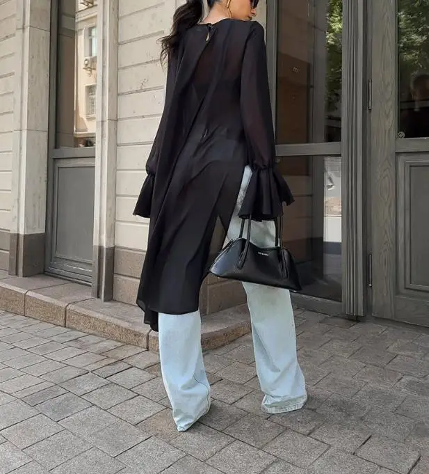 Camicia filata vento e neve, rete nera da donna irregolare, design di nicchia, girocollo, maniche a foglia di loto, top a maniche lunghe