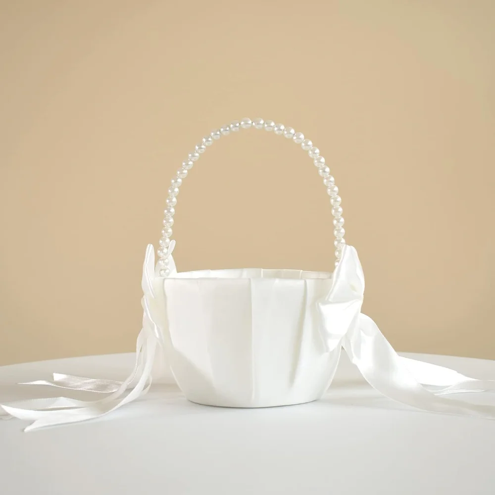 Elfenbeinfarbener Satin-Blumenkorb für Blumenmädchen mit Perlenhenkel und Schleifen-Dekoration, geeignet für Hochzeitszeremonien und als Accessoire für Mädchen, die an der Hochzeit teilnehmen. – Detail 3