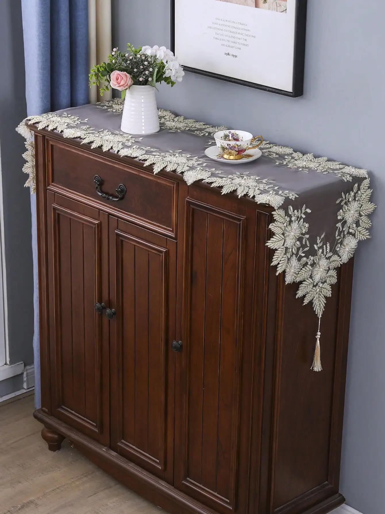 1 Piece of Handcrafted Beaded Table Runner, Elegant and High-End Heavy-Duty Mesh Embroidery with Hand-Beaded Dustproof and Heat-Resistant Design, Suitable for Dining Tables, Coffee Tables, and Everyday Home Decoration, as Well as Weddings, Parties, and Holidays