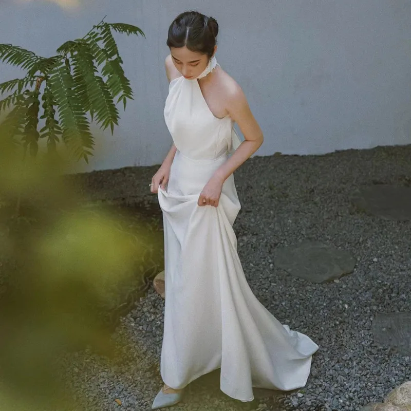 Abito da sposa leggero Halter Simple Travel Shoot Sexy Backless Super Fairy Bianco Dimagrante Coda di sirena Uscita di ricevimento in stile coreano