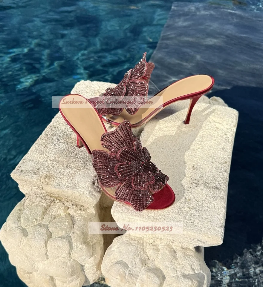 Perlenbesetzte Blumendekoration High-Heel-Mules in Burgunderrot und Champagner, Satin-Stilettos, Moderne Pantoletten, Transparente PVC-Abendsandalen