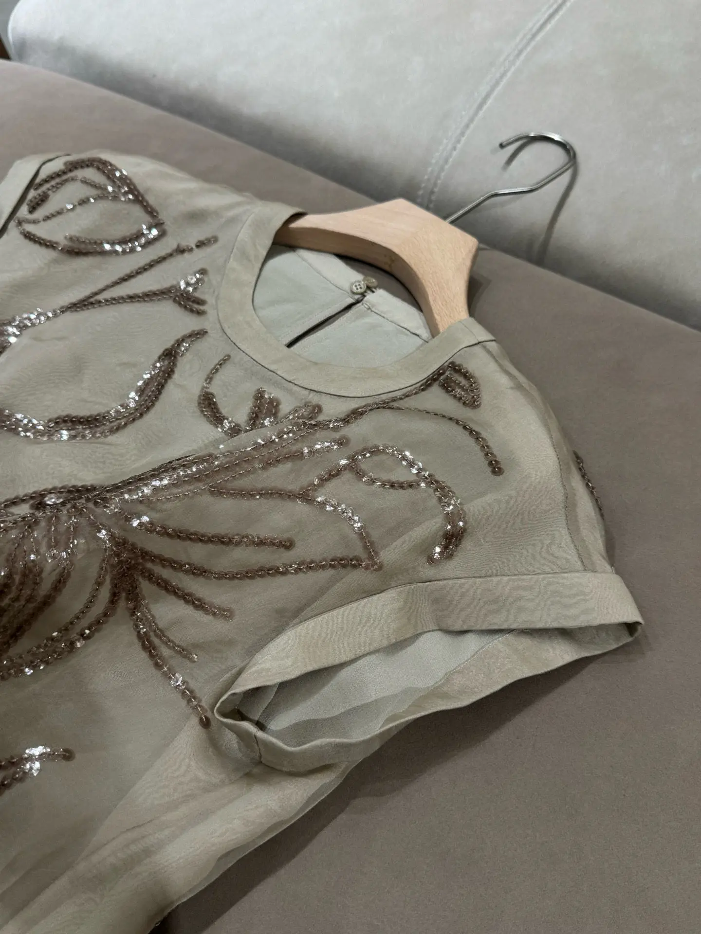 

Новая женская шелковая футболка-топ с вышивкой пайетками и тяжелой вышивкой, коллекция Весна-Лето 2026, высокое качество