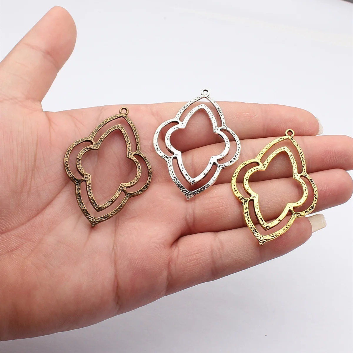 WYSIWYG 4pcs 57x39mm 3 Colors Retro Hollowed-Out Hammered Four-Leaf Clover Pendant Connector