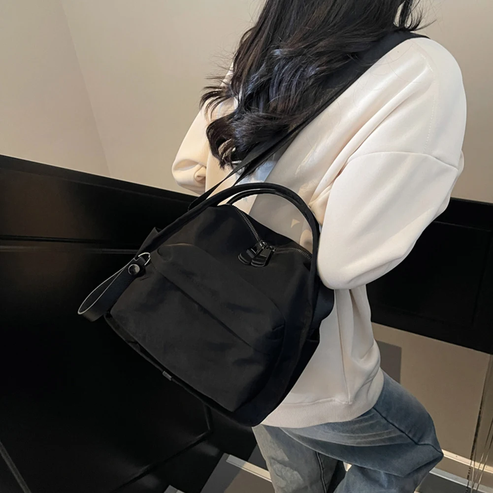 حقيبة نسائية خفيفة الوزن ذات سعة كبيرة حقيبة كروس كاجوال بلون سادة حقيبة كتف متعددة الاستخدامات للسفر والتسوق وحقيبة تاريخ العمل