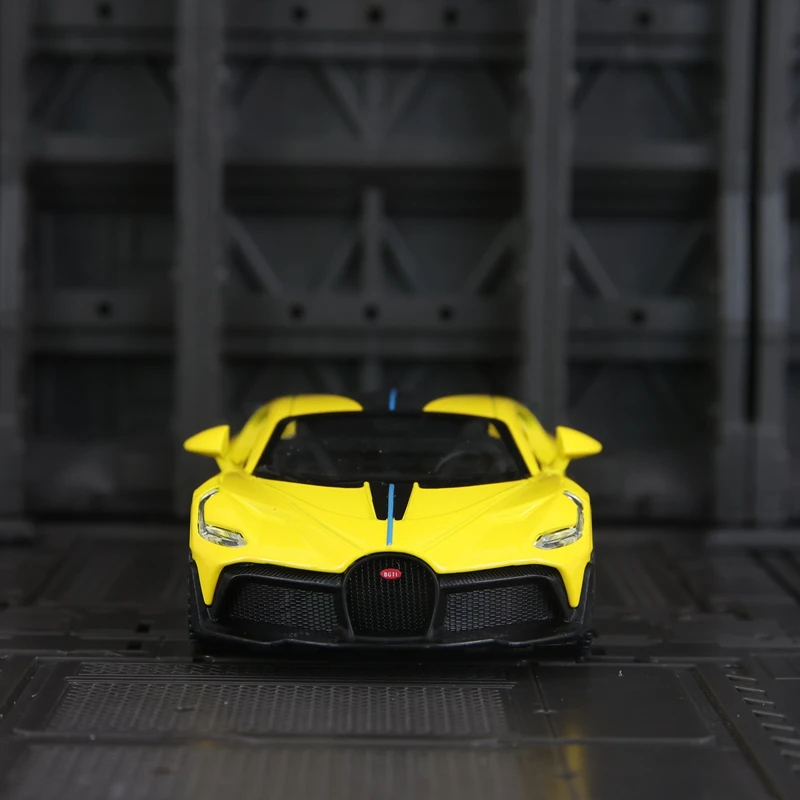 1: 32 simulation Bugatti divo alloy car model with doors that can open rich in details, finely crafted, and of good quality