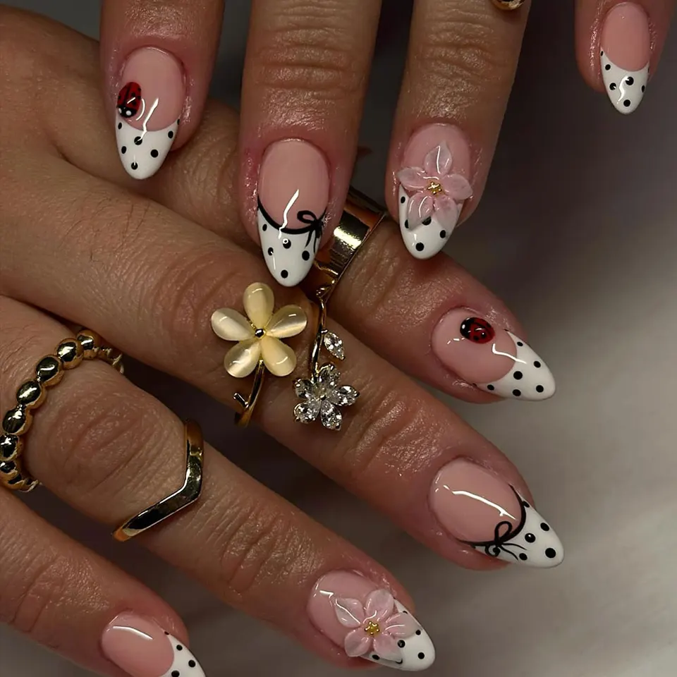 Set de 24pcs uñas press-on cortas ovaladas con flores 3D de gel, mariquitas y diseño de lunares, punta francesa acrílica 2