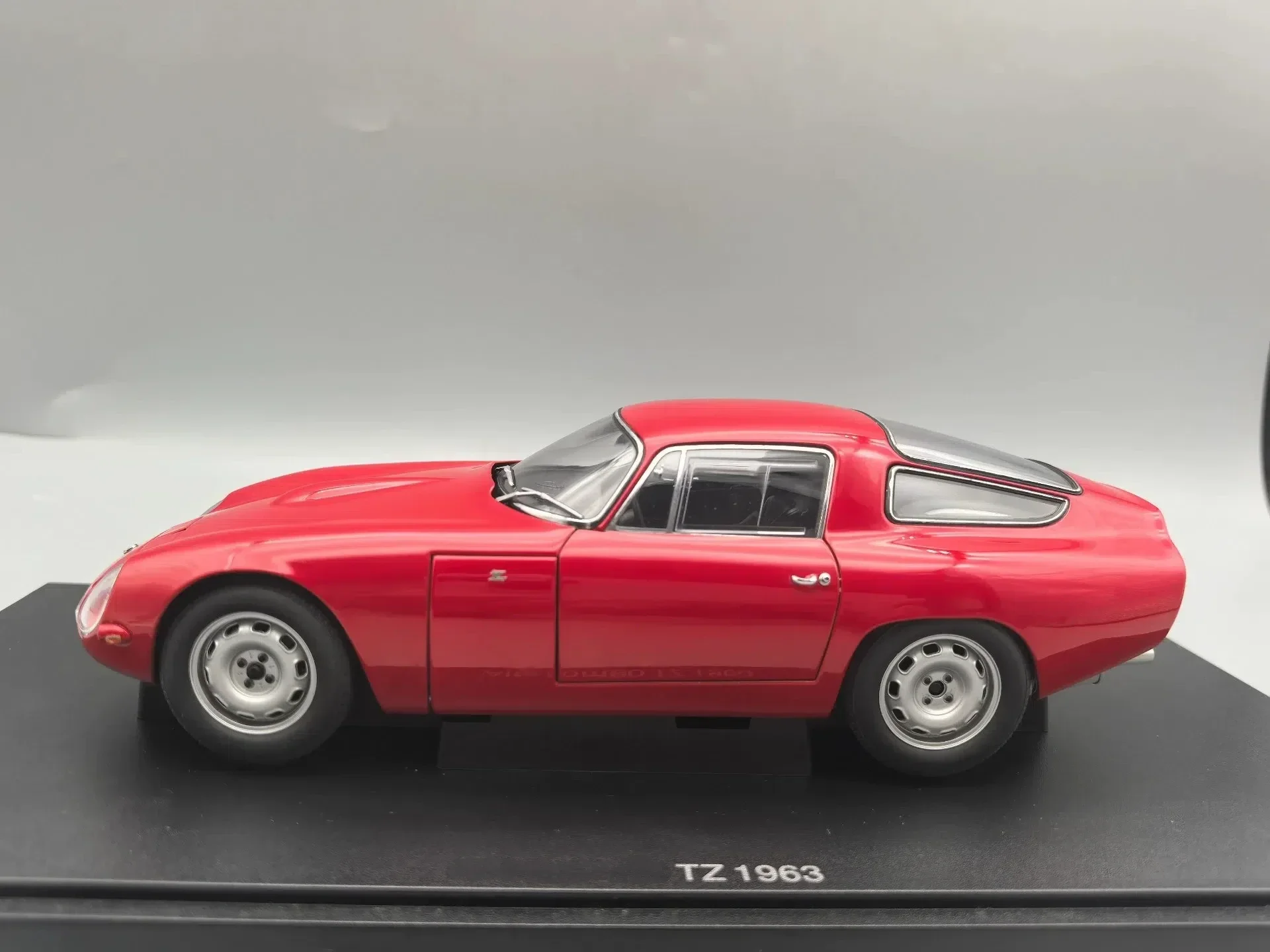 Autoart 1:18 ALFA GIULIA TZ 1963 Red Simulation Limited Edition All Open Alloy Metal Static Car Model Toy Gift