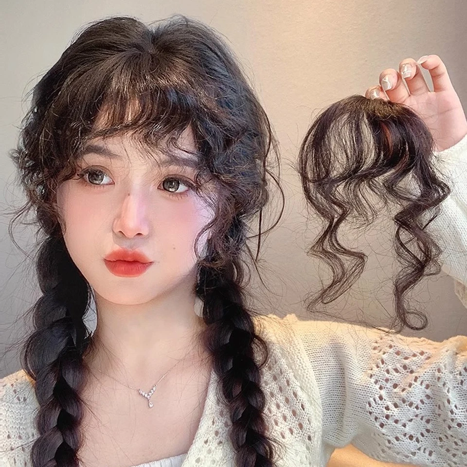Lockige synthetische Haarverlängerungen mit Clip-in-Pony, seitlich geschwungener, stumpfer Pony, natürliche schwarze und braune Haarteile