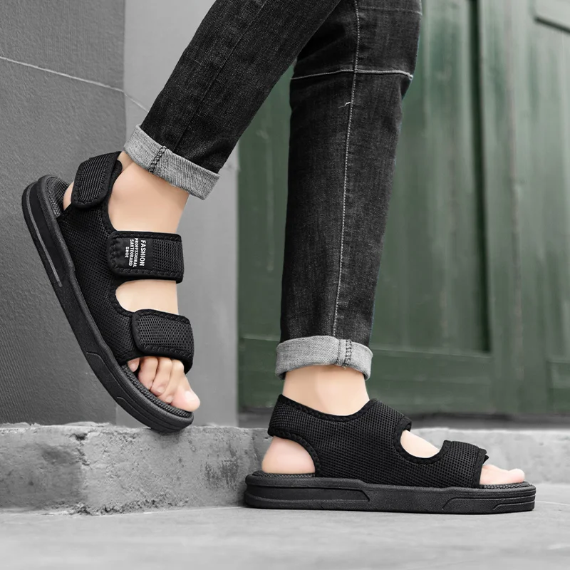 A Pair of New Summer Simple Sandals, Wear-Resistant Sports and Leisure Beach Shoes, Outdoor Versatile Driving Shoes for Men