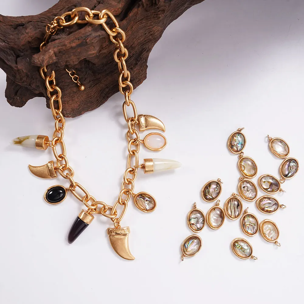 

WealthyBoo Bohemian-Style Animal Horn Necklace New Collarbone Chain Circular Pendant Banquet Accessory Jewelry