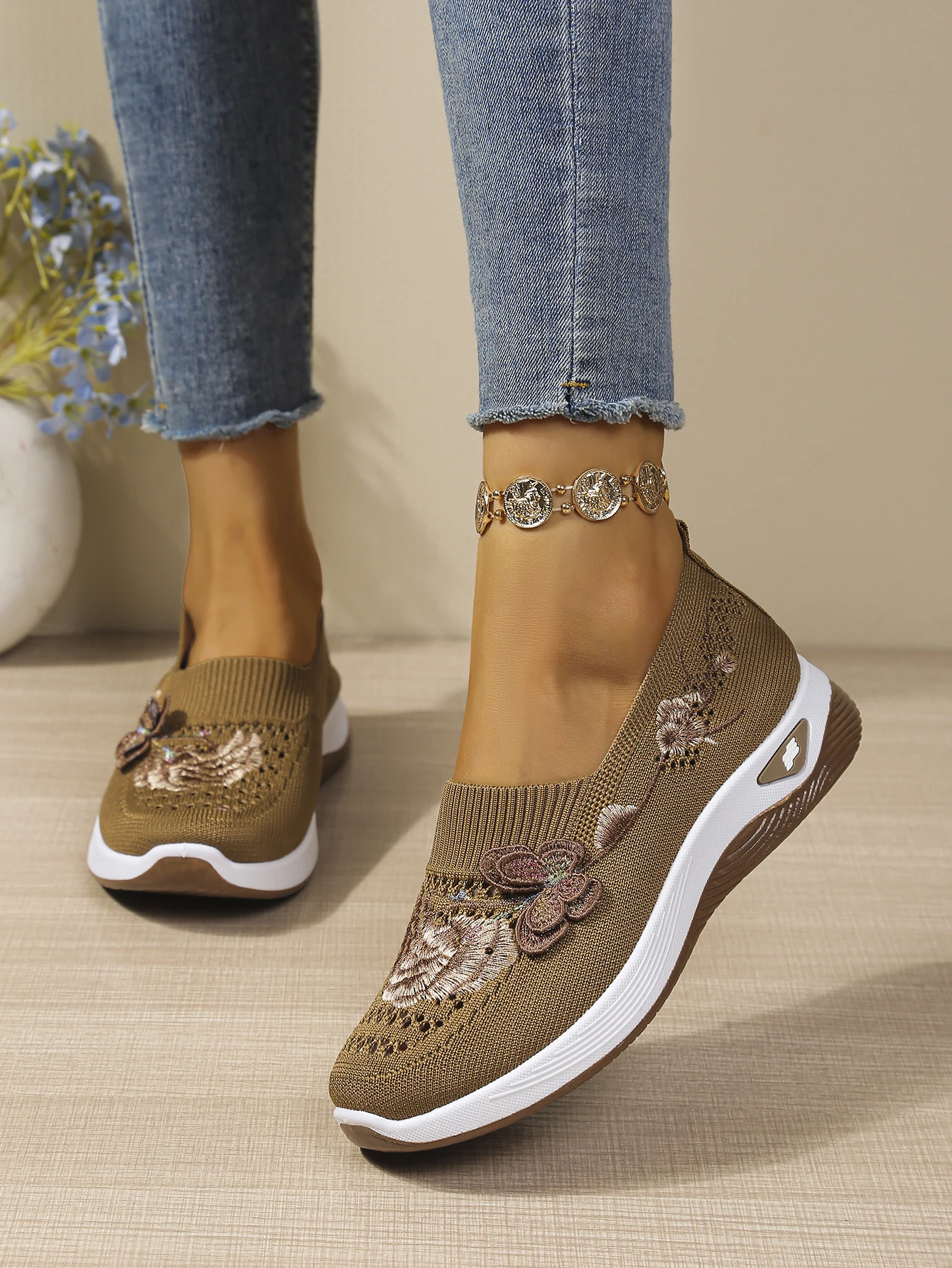 Weiche Damen-Sandalen mit geschlossener Zehenpartie, Blumenstickerei, hohles Netzgewebe, zum Hineinschlüpfen, Keilabsatz, ultraleicht, für den täglichen Spaziergang, Damenschuhe – Detail 34
