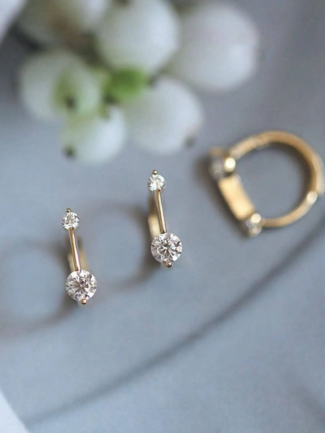 Ohrringe aus 925er-Sterlingsilber mit funkelndem Zirkon, das ein minimalistisches Design mit einem edlen Temperament einer Frau hervorhebt