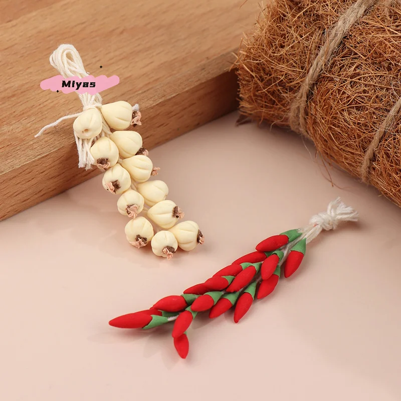 Maison de poupée Miniature, ail, Chili, poivre, condiments à cordes entières, modèle alimentaire de cuisine, échelle 1:12, jouet de décoration de scène de vie