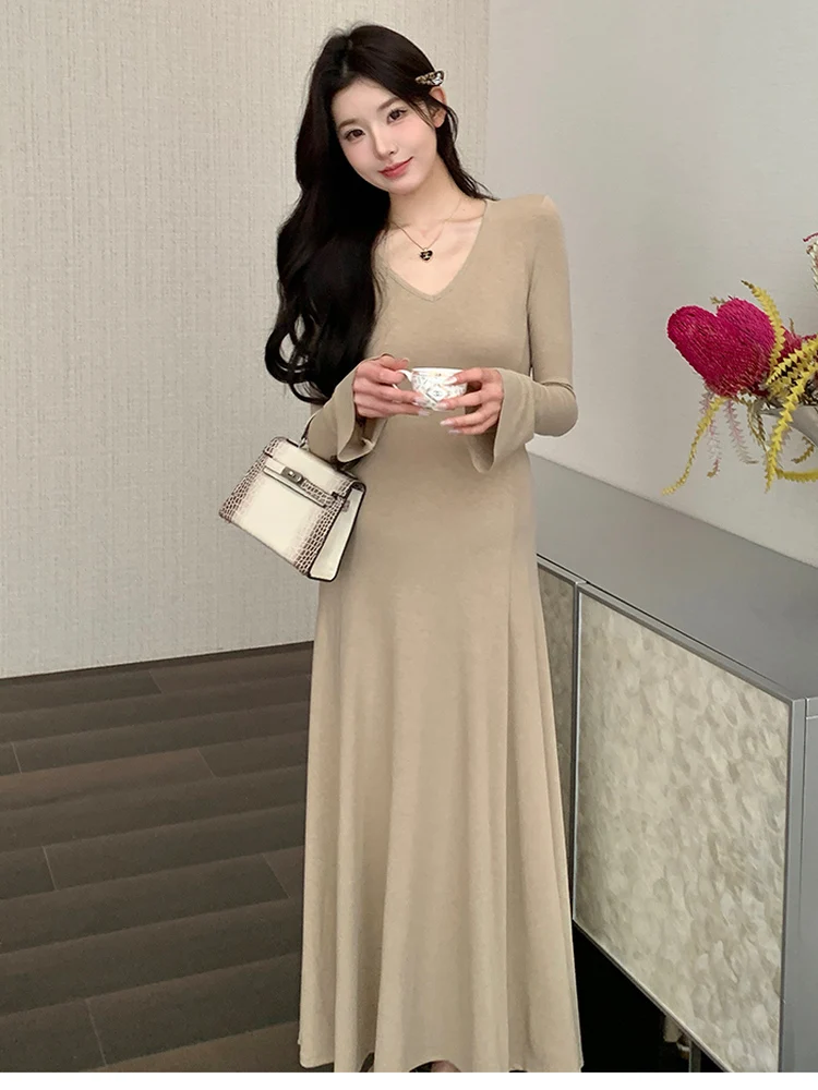 robe-de-maternite-automne-2026-nouveau-style-robe-longue-en-maille-amincissante-pour-maman-style-coreen-taille-haute-coton-col-en-v-jupe-trapeze