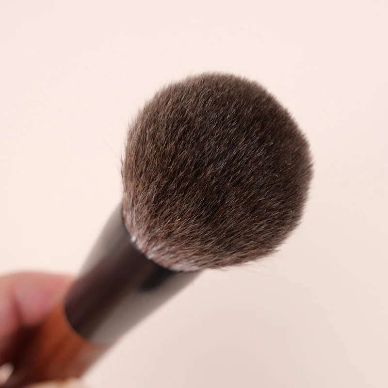 Yizhibi professional hand-made makeup brush face brush Red Squirrel mixed with fine goat hair.