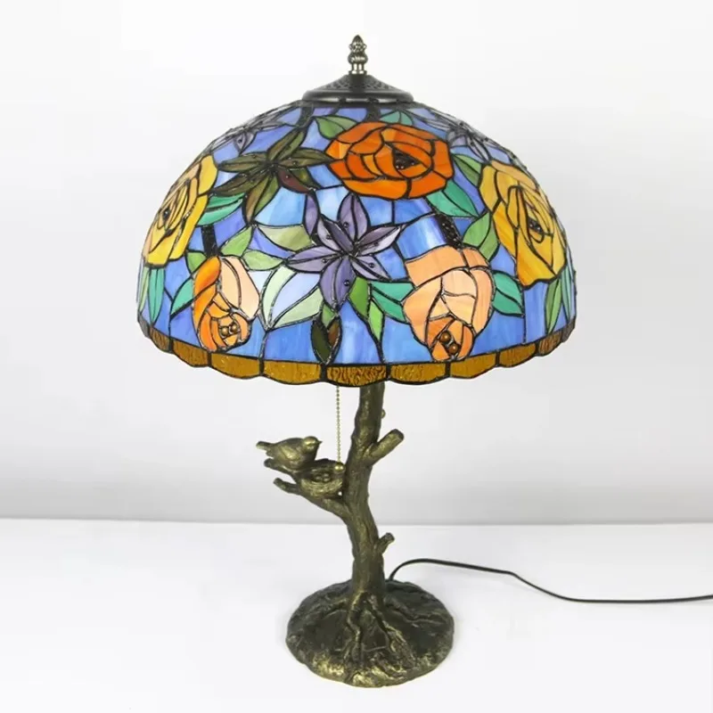 Candeeiro de mesa com abajur em vitral Candeeiro de mesa com padrão rosa e base antiga