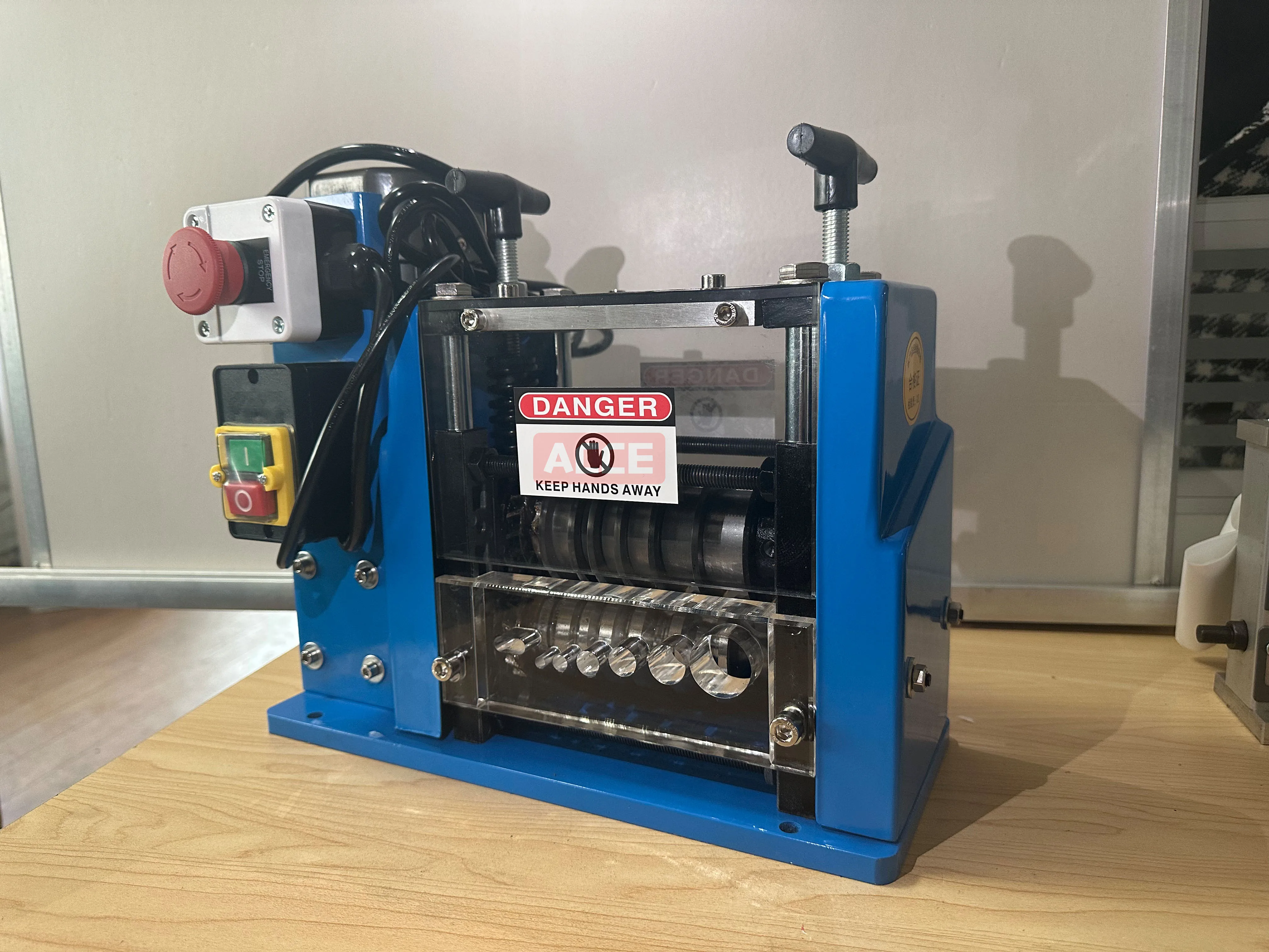 Multifunctional Copper Wire Stripping Machine Small Automatic Home Use Easy-to-Operate Wire Peeler Tool for DIY Crafts