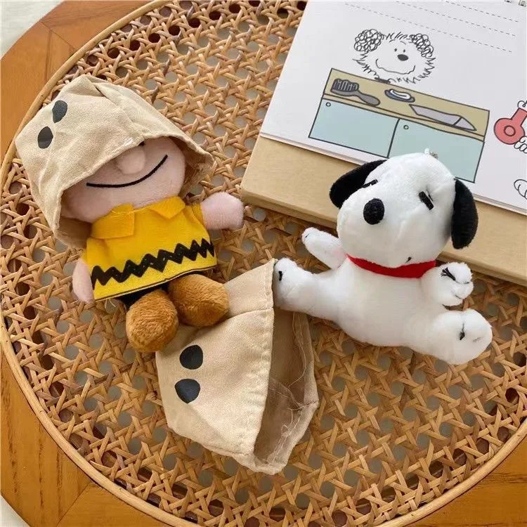 Snoopy Anime boneka mewah lucu gantungan kunci Charlie liontin kertas kartun boneka ransel mainan aksesori perhiasan hadiah pasangan