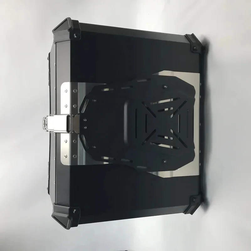 

100 л серебра. Алюминиевый кофр Cer Box для мотоцикла