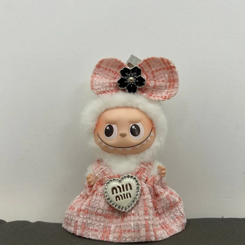 ملابس أطفال من Labubu 4.0 ملابس Xiaoxiangfeng سلسلة كلمة المرور على شكل قلب Labubu صندوق أعمى ملابس دمى هدية عيد ميلاد