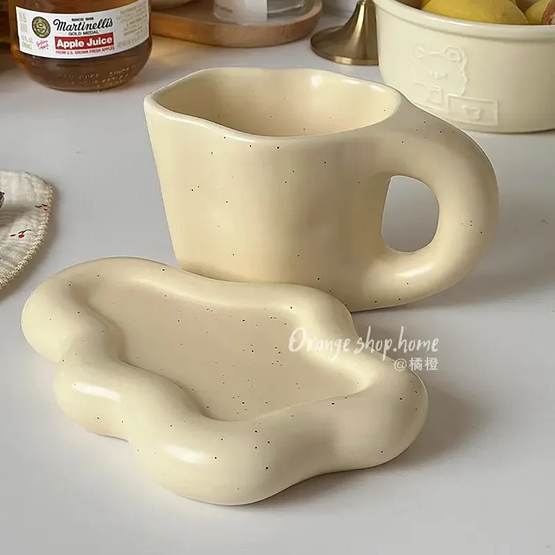 1 conjunto de copo e prato de cerâmica para café manchado de 300ml, copo criativo com alça gorda e pires para decoração de escritório e quarto de