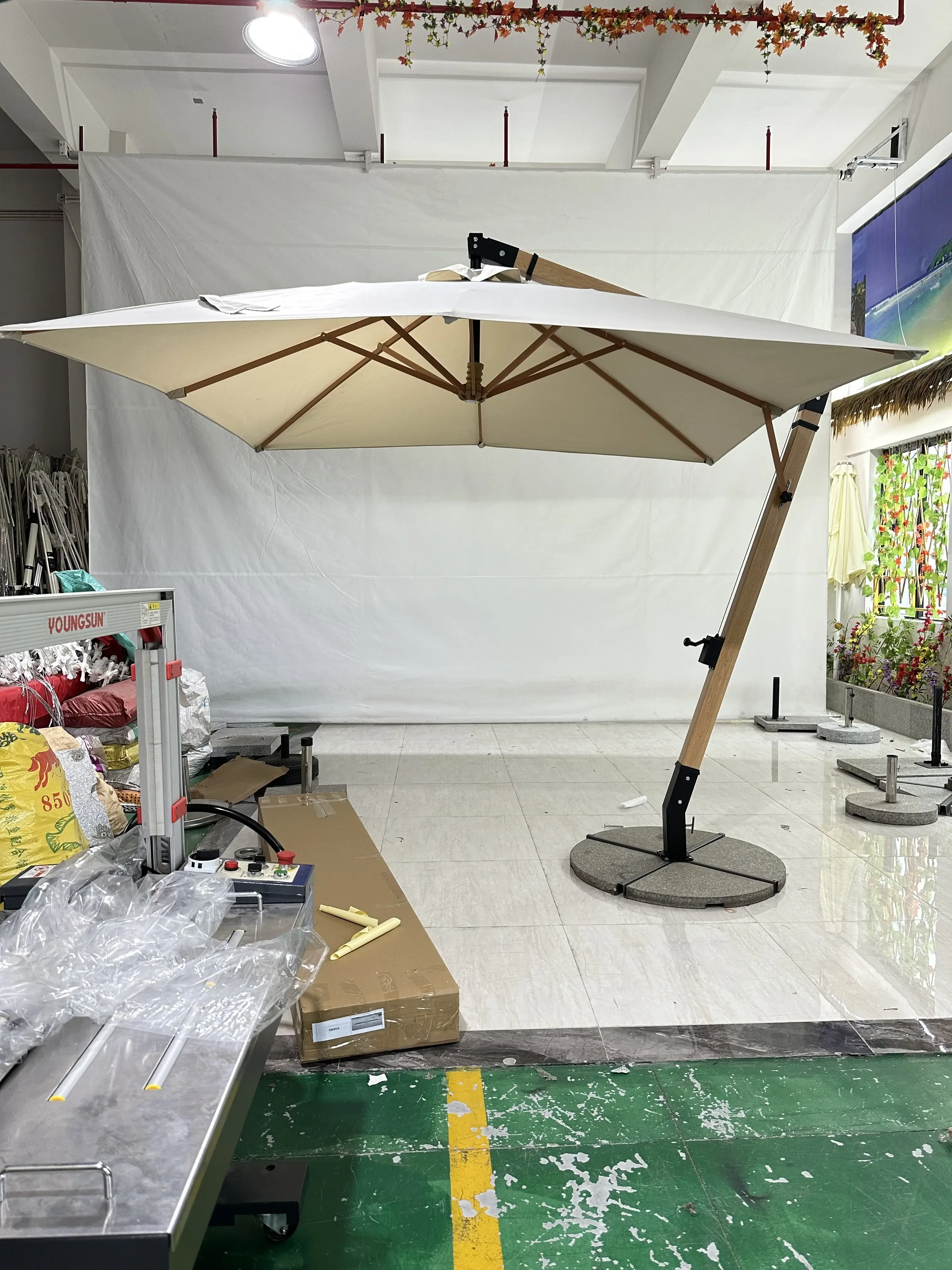 Lightweight Waterproof Hanging Cantilever Garden Sun Outdoor Beach Patio Umbrella UV Protective for Restaurant Living Room Base