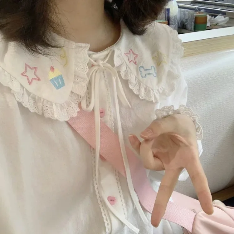 2025 blusa de primavera para mujer, camisa japonesa Kawaii con bonito encaje de retazos y cuello Peter Pan, Top Vintage con bordado dulce, Blusas femeninas