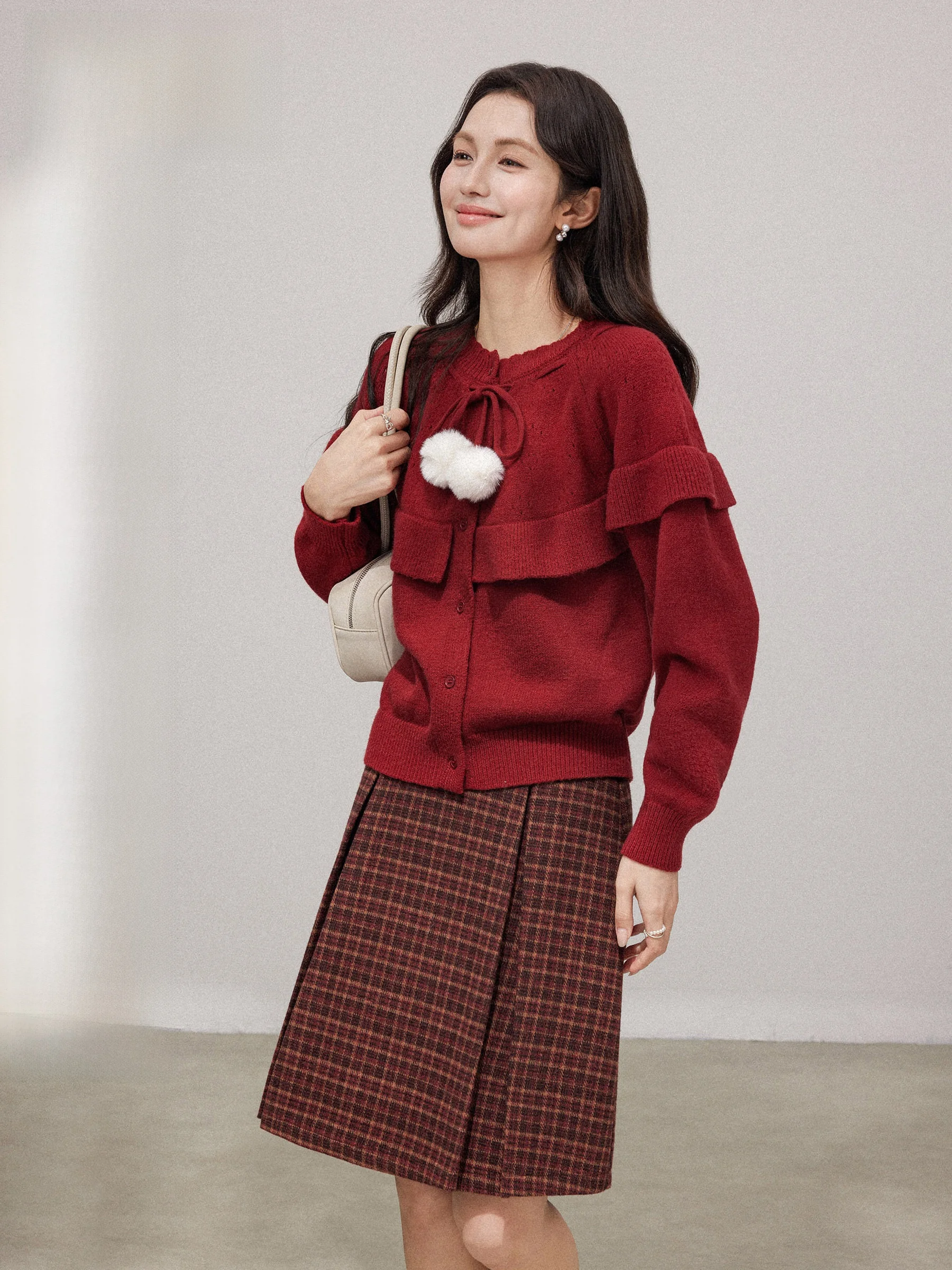 

Красный вязаный свитер с помпоном для женщин, свободный крой, повседневный, с длинными рукавами, круглым вырезом, на одной пуговице, имитация двухслойности