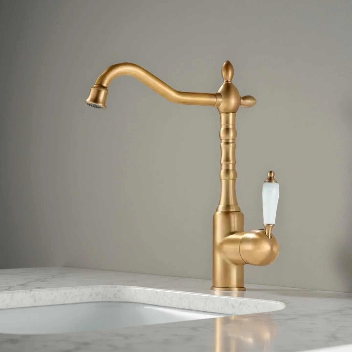 

Golden bathroom faucet All-copper French antique wash basin faucet Bathroom retro hot and cold rotatable basin faucet G1/2G3/8
