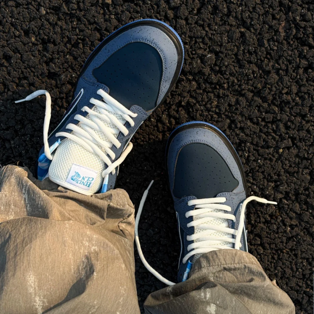 Blue Black Color Block Lightning Logo Skate Shoes, Unisex Minimal Luxury Low Top Flat Sneakers Streetwear Couple Daily Commute C