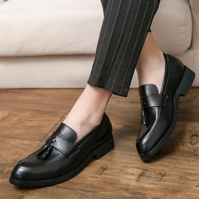 Tassel Decorated Men Loafers PU Low Heel Solid Color Pointed Toe Breathable Wear-resistant Fashion Business Casual Shoes