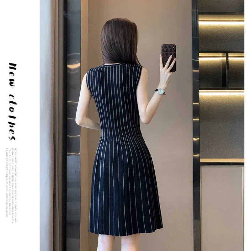 Xiaoxiangfeng Summer Women\'s 2024 New Spliced Round Neck Vertical Stripe Folds Fashion Elegant A-line Sleeveless Knitted Dress