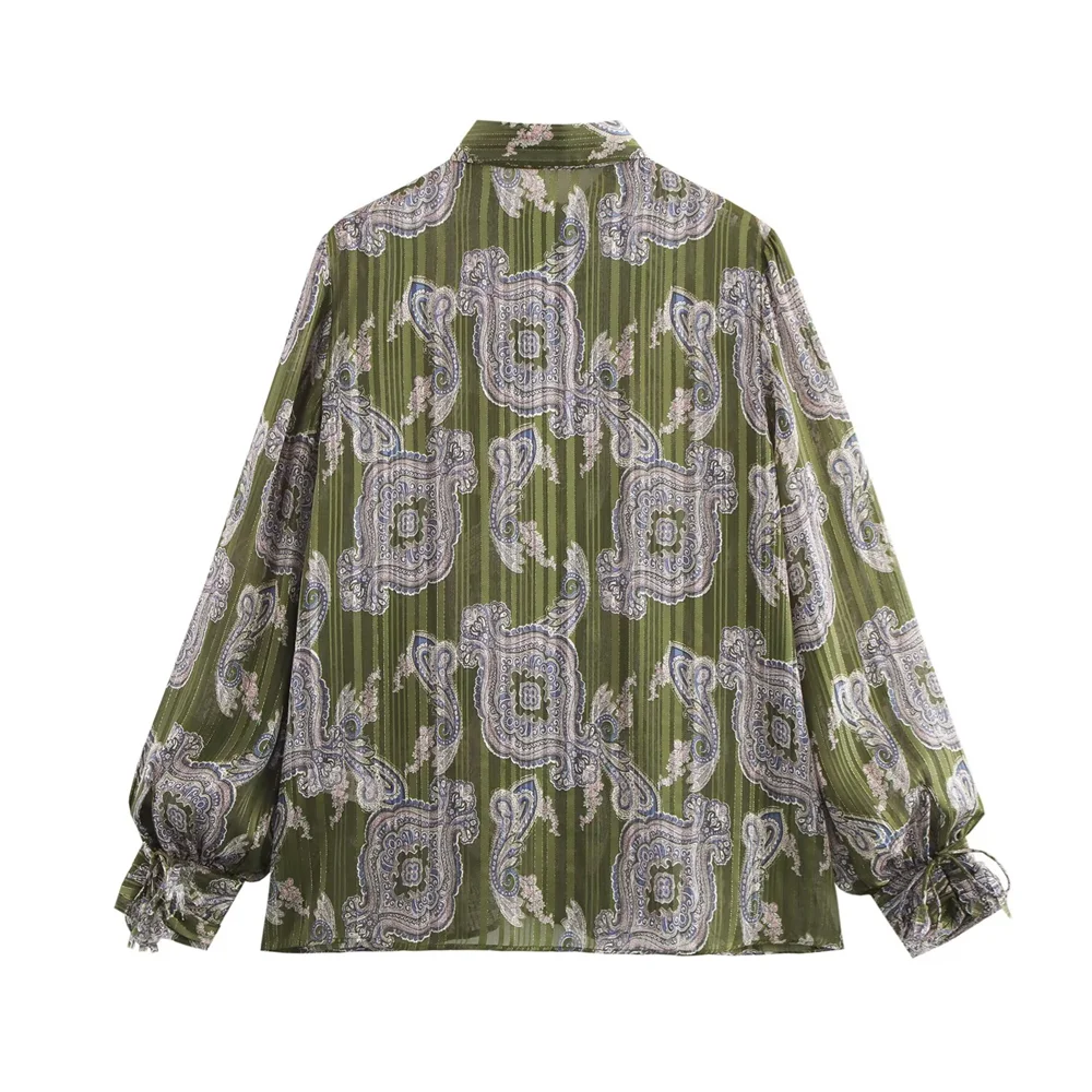 PB&ZA's new women's long-sleeved shirt features a pleated texture, classic collar and printed graphics for a modern look