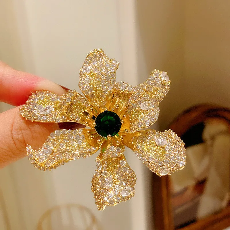 CC Luxury Brooches Imitation Emerald Full of Zirconia Sparkly Sweater Pins Coat Brooch Flower Shape Exquisite Lapel Pin B132