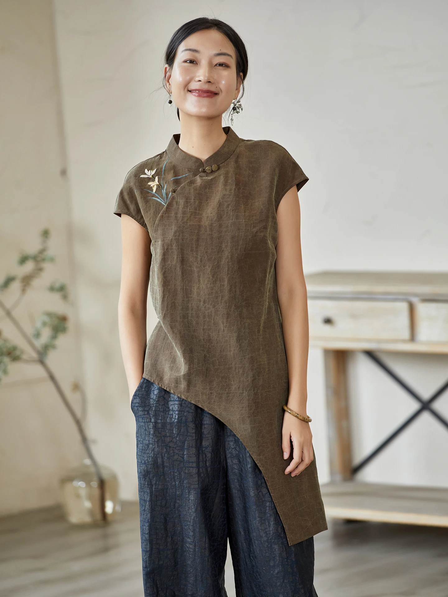 

Original Design Hand-Painted Embroidered Silk irt Chinese Sle Straight Cut ort Sve Stand Collar Regular Length