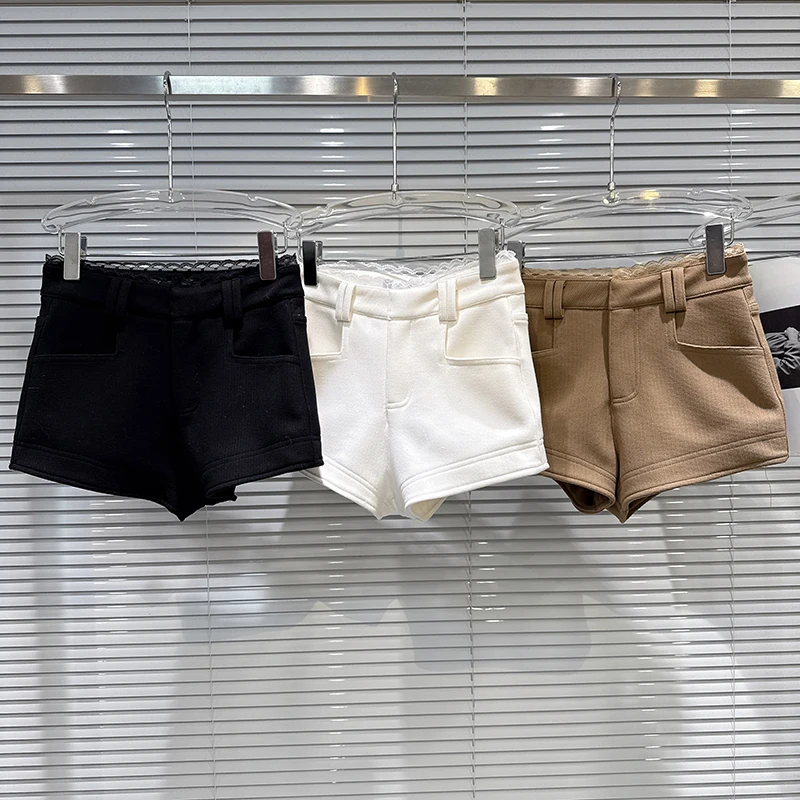 กางเกงขาสั้นผู้หญิงสีพื้นอเนกประสงค์ ดีไซน์เอวแต่งลูกไม้สไตล์ Pure Desire รุ่นใหม่ประจำฤดูหนาวปี 2025 เนื้อผ้าหนา