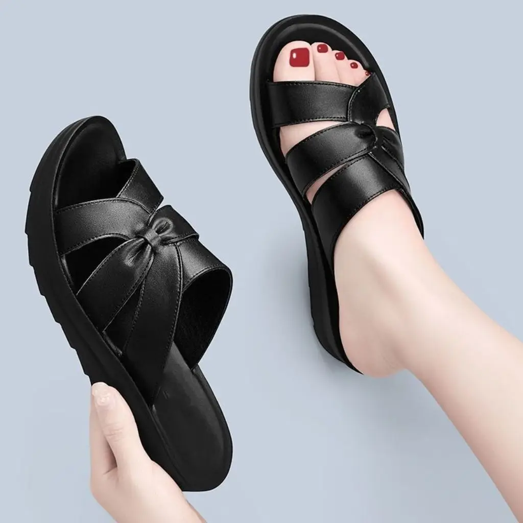 

Кожаные мягкие тапочки-сабо для женщин, летние новые сандалии на среднем каблуке для среднего возраста, повседневные сандалии на плоской подошве