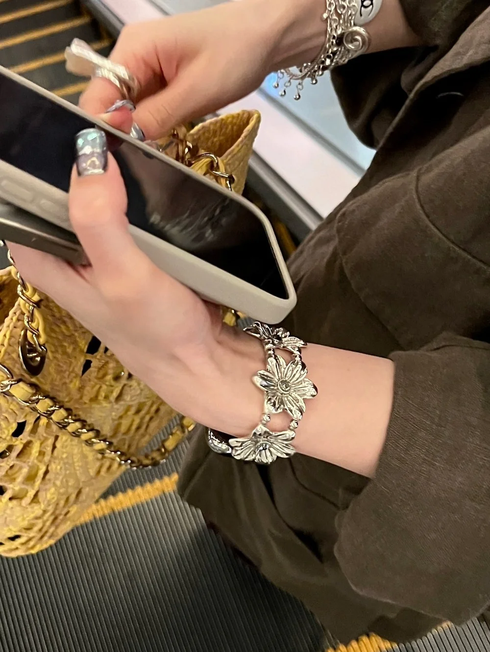 

Серебряный металлический ремешок с цветочным узором для iWatch, совместимый с размерами 38 мм, 40 мм, 41 мм, 42 мм, 44 мм, 45 мм, 49 мм, модный ремешок.