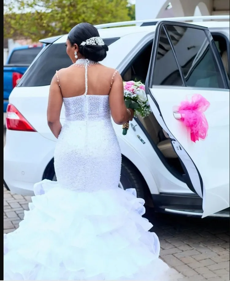 Abito da sposa personalizzato con perline di cristalli scintillanti a collo alto Robe De Mariee Abito da sposa di lusso con volant a cascata senza maniche