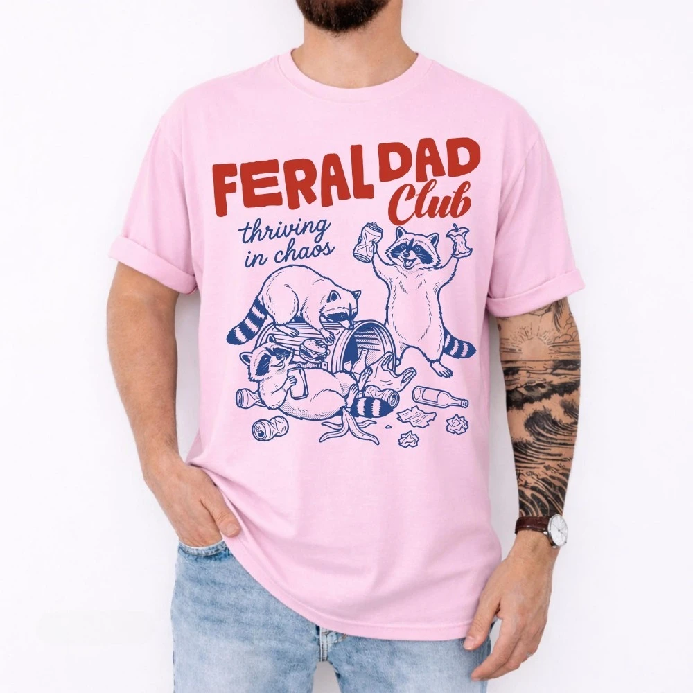 T-shirt Feral Dad Club, imprimé graphique de raton laveur rétro amusant, « Thriving in Chaos Fatherhood », t-shirt en coton pour homme, parfait pour un cadeau pour la fête des pères