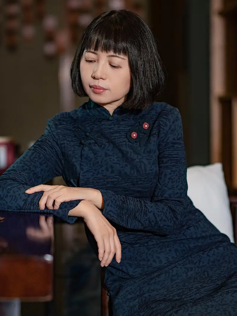 

Индиго-синий хлопково-льняной длинный традиционный китайский халат с пуговицами спереди, приталенный крой, для весны, осени и зимы