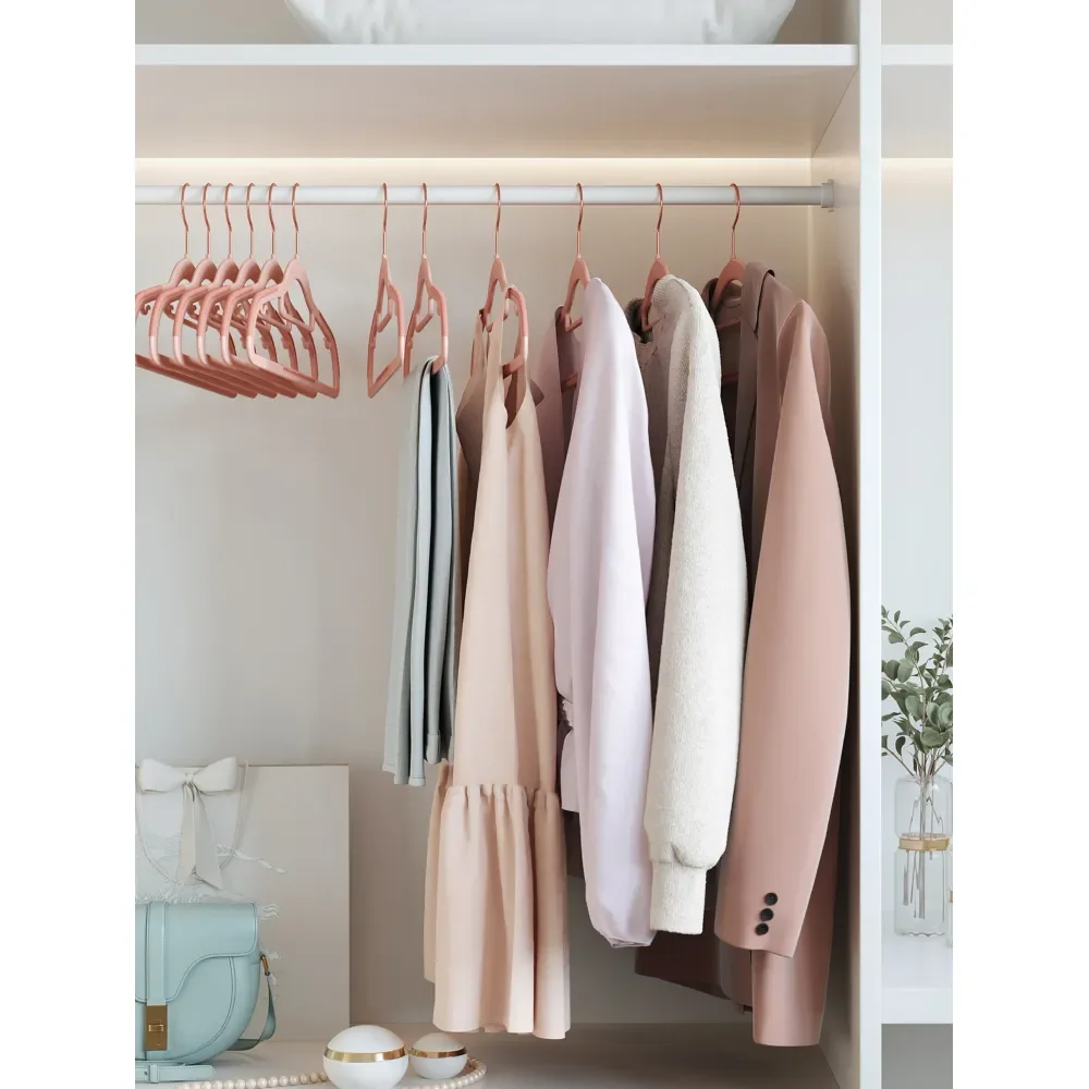 

Набор из 50 вешалок для одежды, прочные пластиковые вешалки с противоскользящим покрытием, компактные вешалки для экономии места, ширина 16,5 дюймов, поворот на 360 градусов.