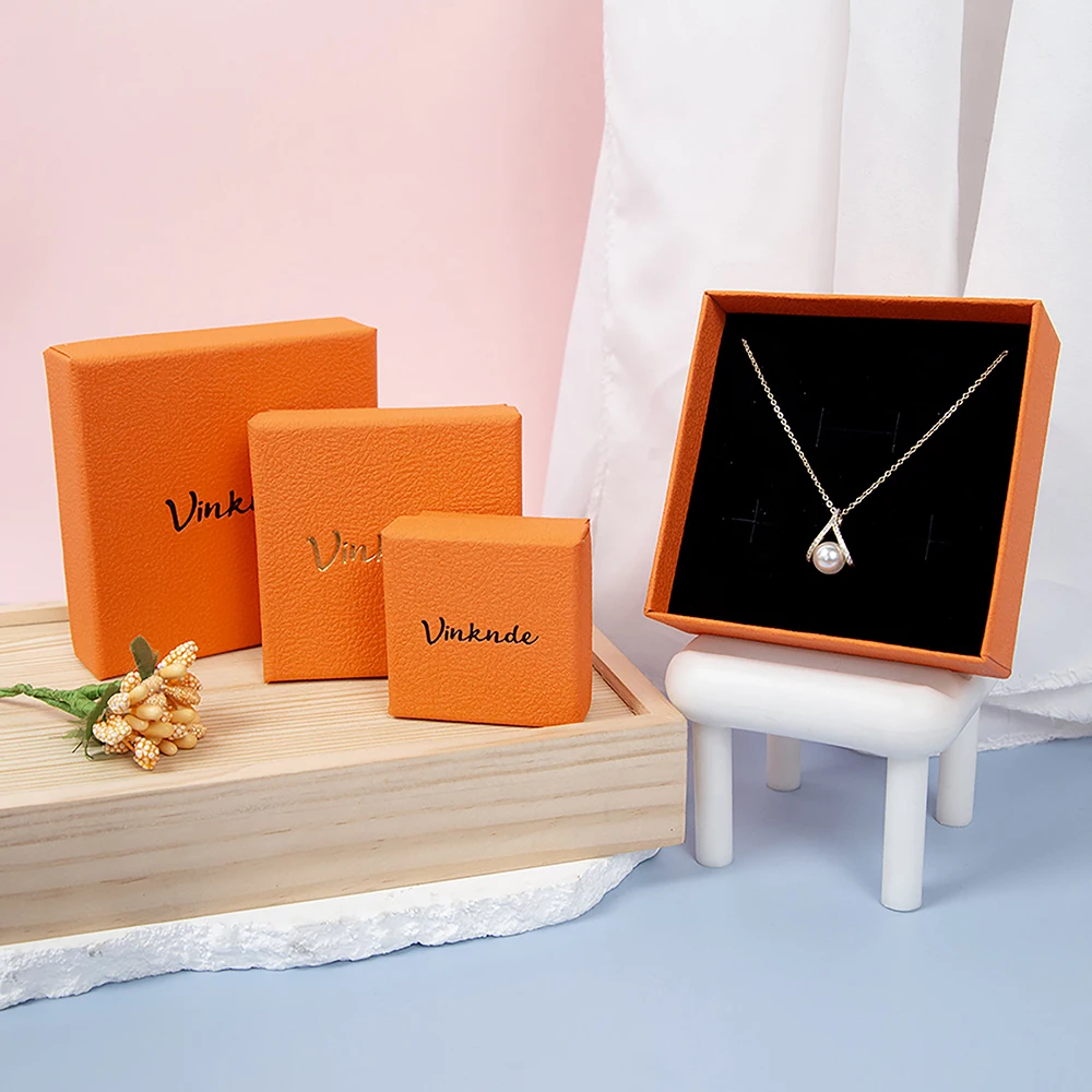 

Роскошная оранжевая индивидуальная шкатулка для драгоценностей 7x7x3 см, бумажное кольцо с узором личи, ожерелье, нефритовый браслет, серьги, упаковочные коробки для ювелирных изделий