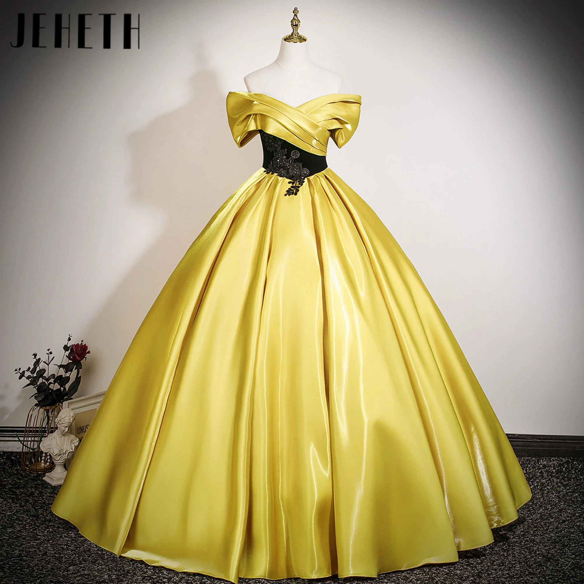

Color Clash Off The Shoulder Ball Bown Classic Flowers Appliques A-Line Quinceanera Dresses Lace Up15 Birthday Party Prom Gowns