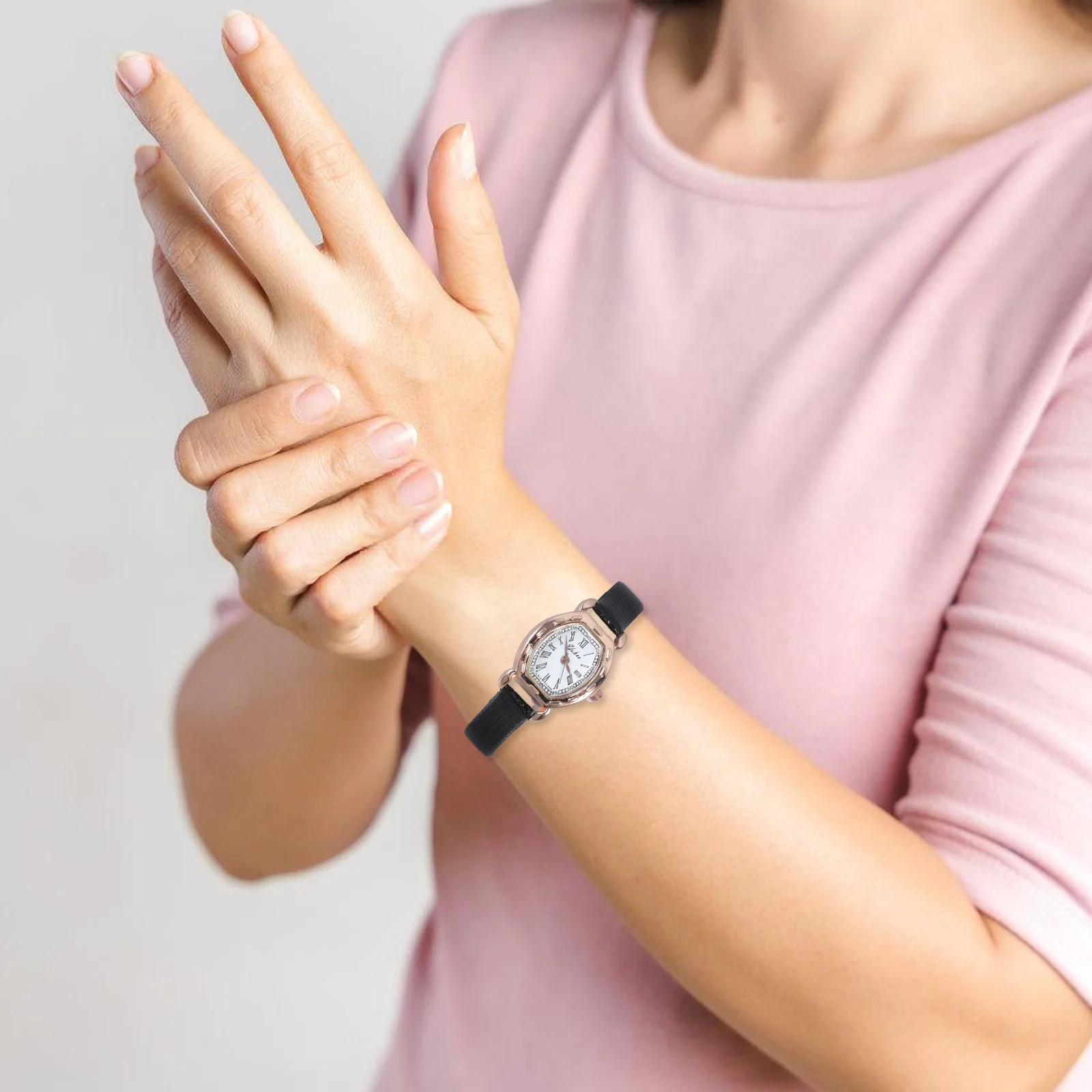 

Retro Lady Watch Quartz Movement Women Wrist Watch Classic Design Suitable for Party Office School Use