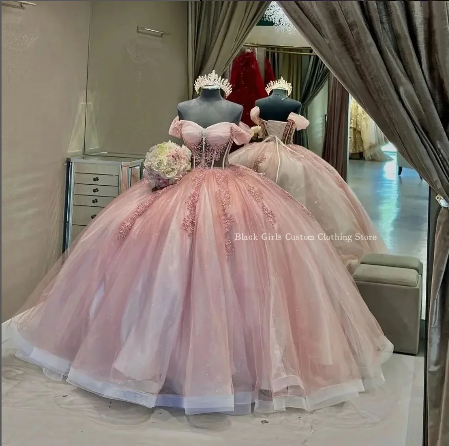 สีชมพูที่ละเอียดอ่อนเจ้าหญิงGowns Quinceanera Sweetheart Strapless TutuลูกปัดApplique Sheer Corset Xvปีชุดที่กําหนดเอง