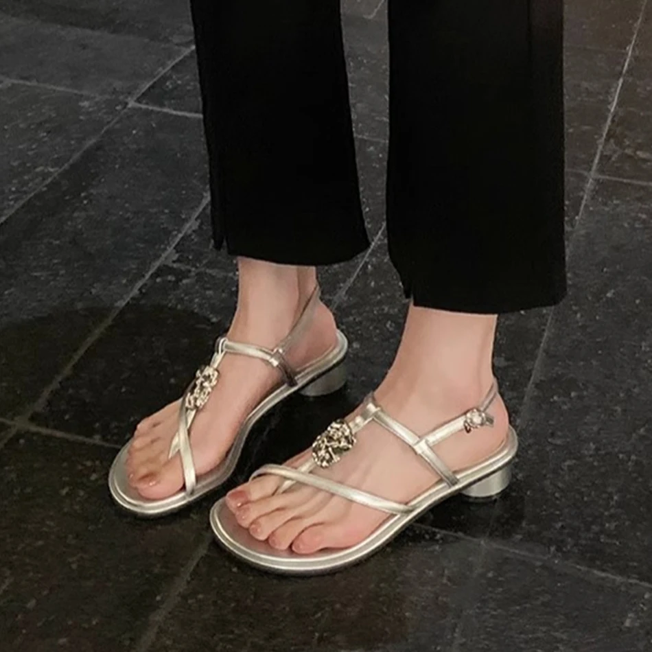 

Новый летний стиль женской обуви с тонкими ремешками и зажимами на носок, босоножками на толстом каблуке и босоножками на высоком каблуке с одним ремешком.